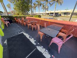 lehne-burger-outdoor-seating