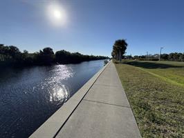 rosen-park-sun-with-walkway-on-canal